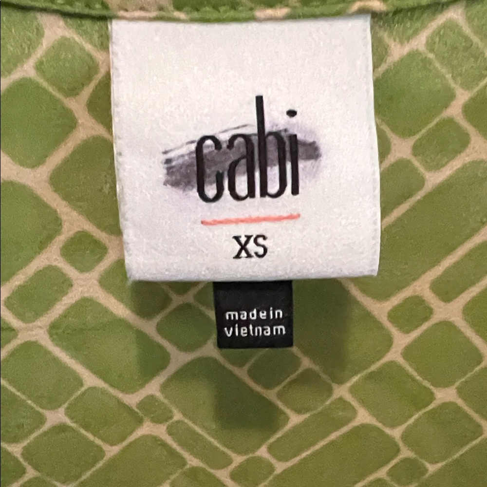 # 0886 + CAbi Green Geometric Sleeveless Blouse - Picture 3 of 11